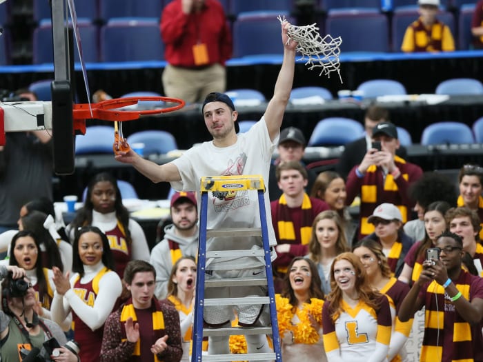 loyola-chicago-cutting-nets.jpg